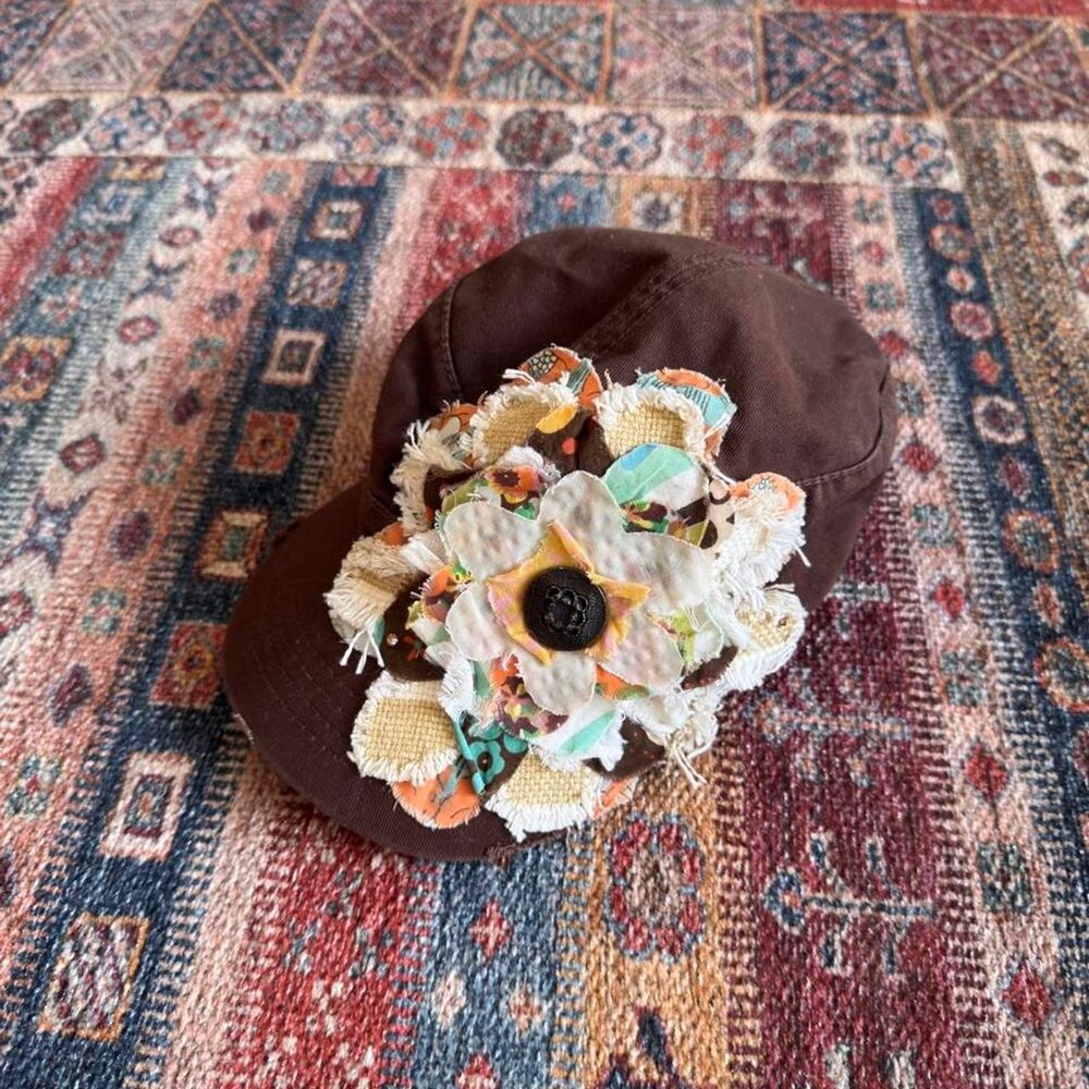 Brown cap with multicolored fabric flower detail - Picture 2 of 3